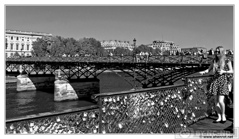 Pont-des-Arts_DSC_0319_N&B.jpg