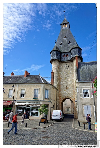 Dun-sur-Auron-Porte_DSC_0445.jpg