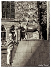 Statue-Animaux&amp;Passante DSC5324 N&amp;B