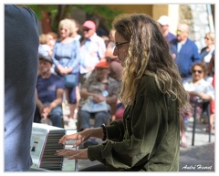 Lise-Bouvier&amp;Stagiaires Pianiste Place-des-Arcades DSC 0138