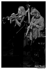 Ingrid-Jensen&amp;Christine-Jensen DSC 7072 N&amp;B