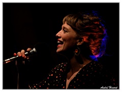 Sarah-Klenes DSC 2111 Signee