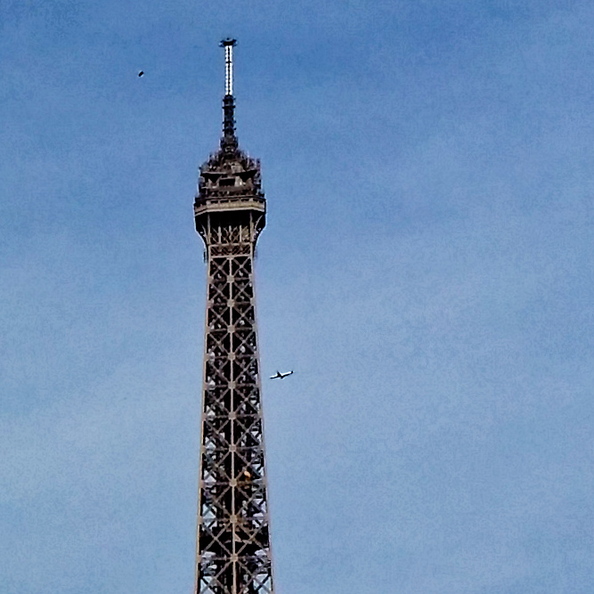 Avion-Tour-Eiffel_20170430_110537.jpg