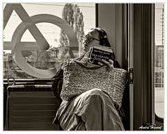 La-dame-au-livre DSC 6052 N&amp;B 5x4