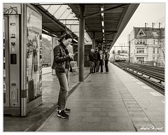 Patienter-sur-le-quai DSC 5803 N&amp;B 5x4