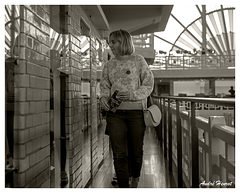 La-Piscine-Roubaix Visiteuse DSC 1907 N&amp;B 5x4