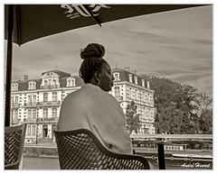 Dame-au-chignon-au-bord-de-la-Meuse DSC 1353 N&amp;B 5x4