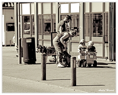 Henne-Strand Scene-de-plage Husky Enfants DSC 0182 N&amp;B 5x4