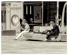 Pose-Smartphone DSC 0341 N&amp;B 5x4