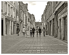 La-Covid En-tirailleurs Rue-de-l-Arquebuse DSC 4086 N&amp;B