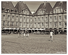 La-Covid Parasols-Place-Ducale DSC 4620 N&amp;B