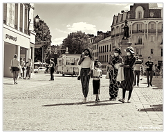 La-Covid Shopping DSC 4436 N&amp;B 5x4 H