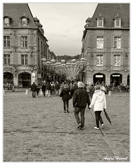 Rue-du-Moulin Parapluies 20191005 171209 N&amp;B 5x4